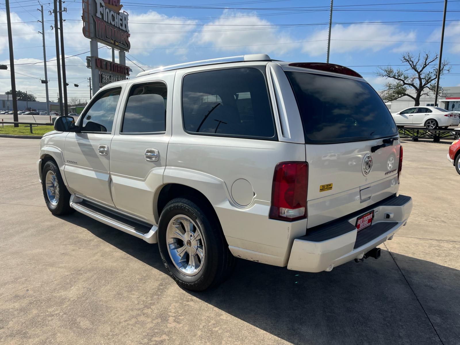 2002 white /TAN Cadillac Escalade 2WD (1GYEC63T62R) with an 5.3L V8 OHV 16V engine, 4-Speed Automatic Overdrive transmission, located at 14700 Tomball Parkway 249, Houston, TX, 77086, (281) 444-2200, 29.928619, -95.504074 - Photo #4